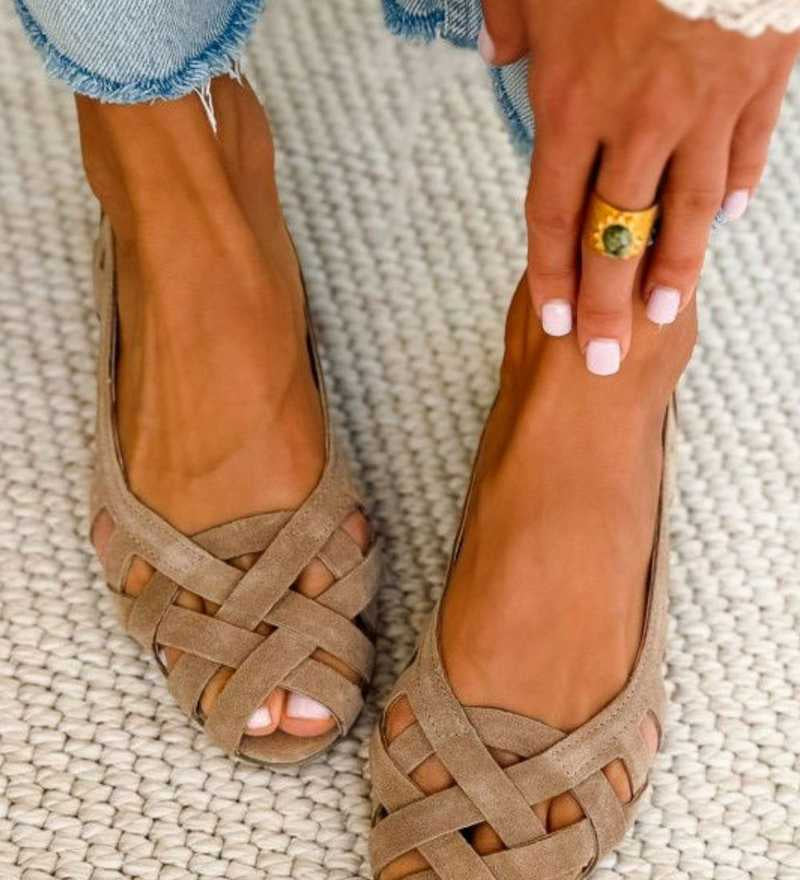 Larisa – Plati Sandalė su Apsukimu