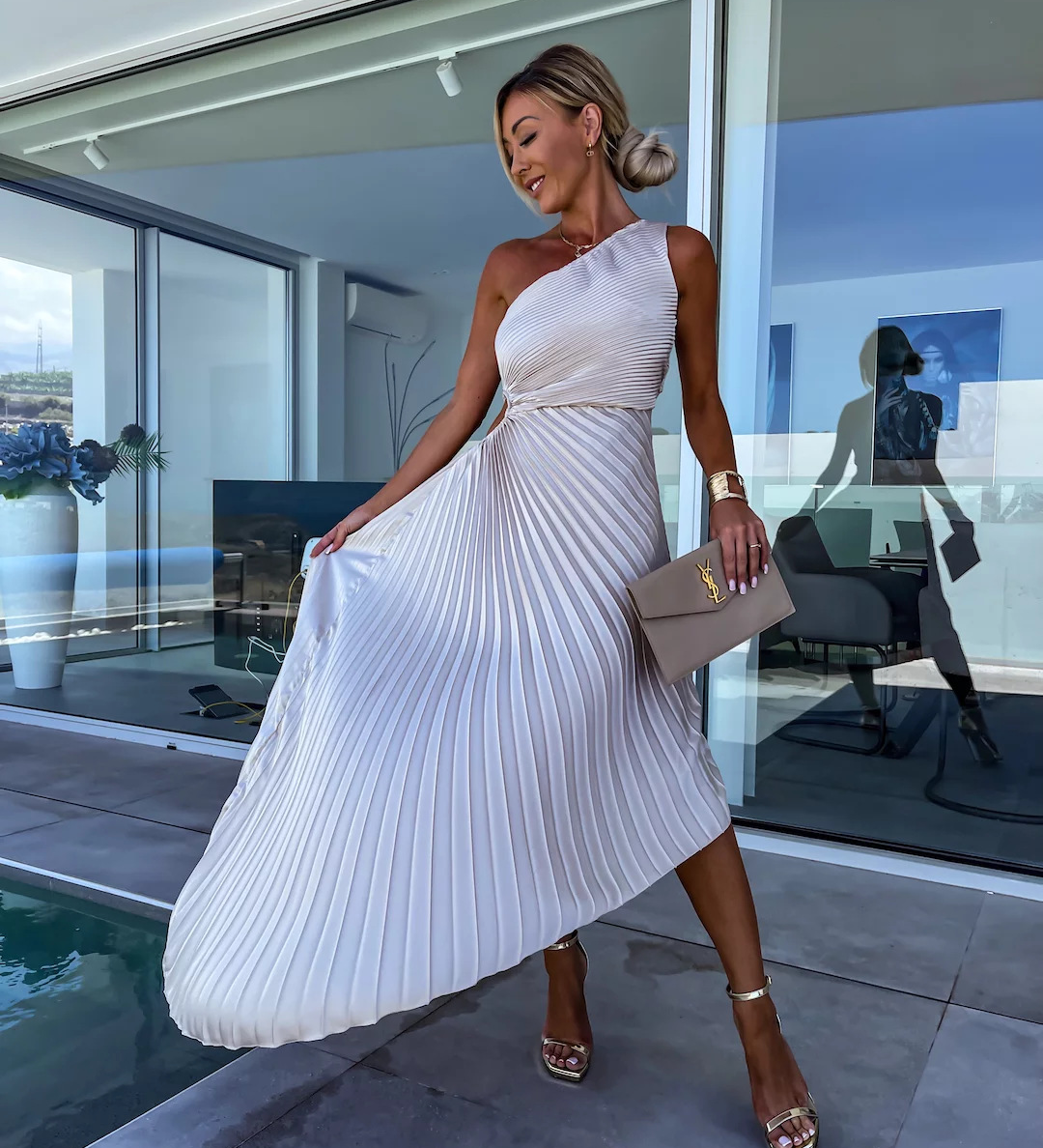 Gabriela – Maxi Plisuota Suknelė su Vienu Petimi